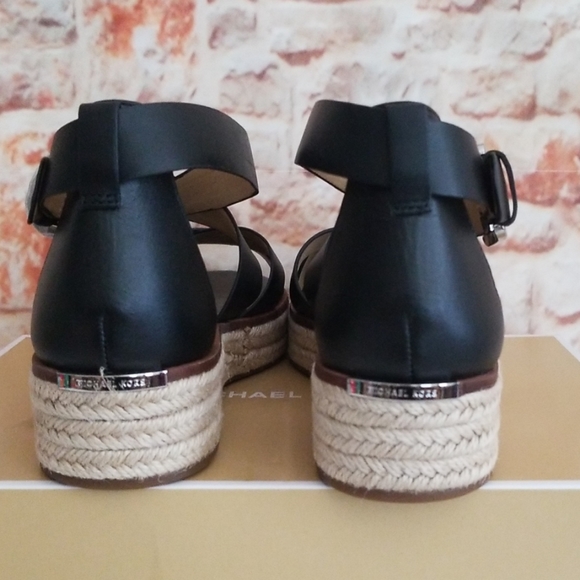 New Michael Kors Darby Sandals - Picture 4 of 6